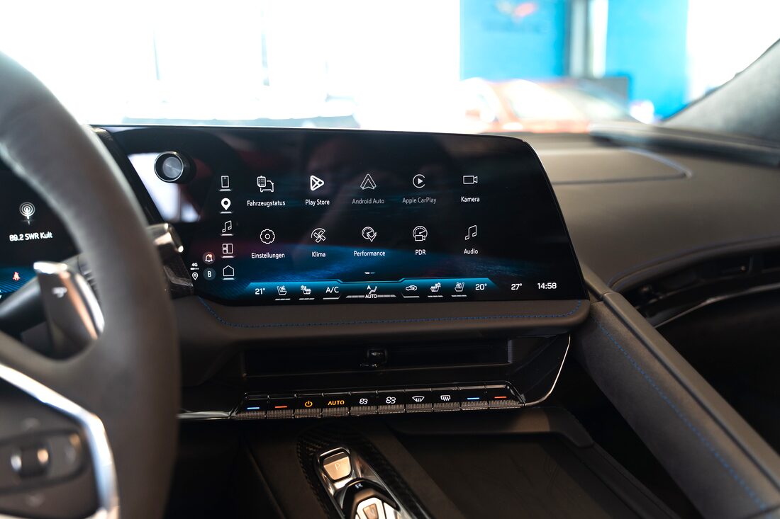 Mitteldisplay der Corvette C8 mit Google Built-in und App-Übersicht