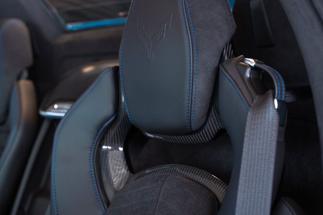 Sitze der Corvette C8 mit Corvette Logo in der Kopfstütze
