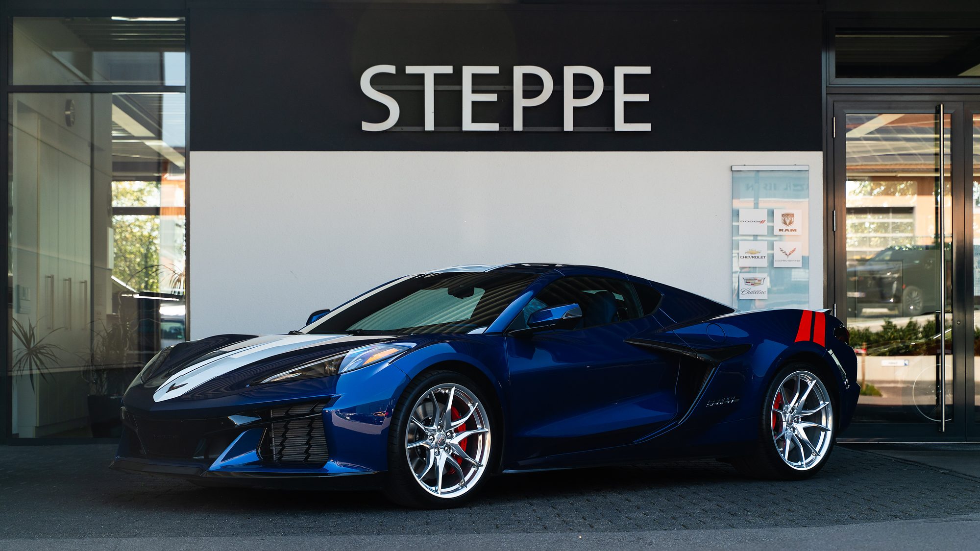 Corvette Grand Sport 2027 in Blau vor dem Eingang des Autohaus Steppe
