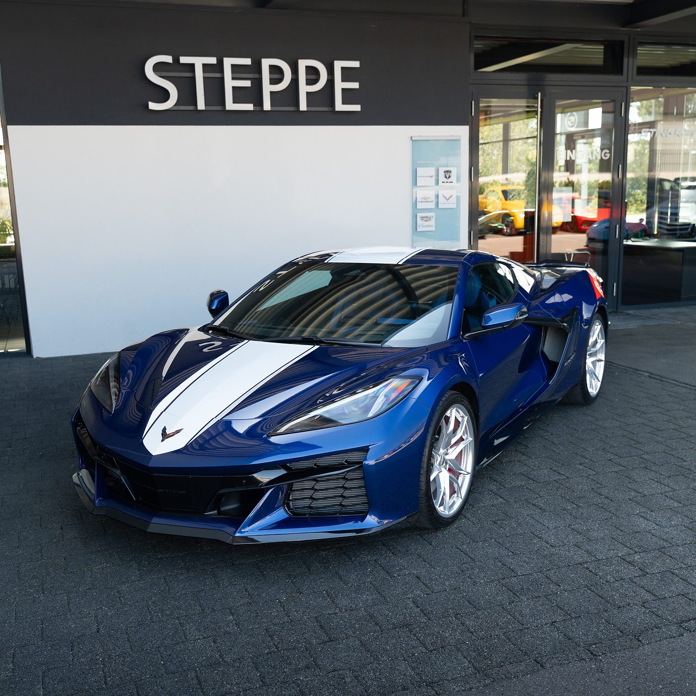 Corvette Grand Sport vor dem Eingang des Autohaus Steppe in Horgau