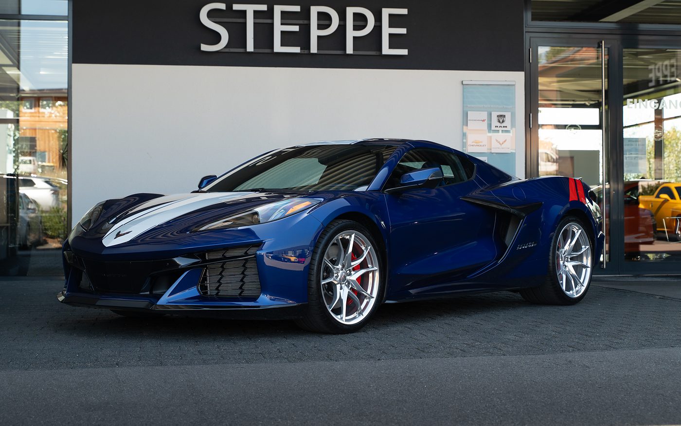 Corvette Grand Sport vor dem Showroom des Autohaus Steppe in Horgau