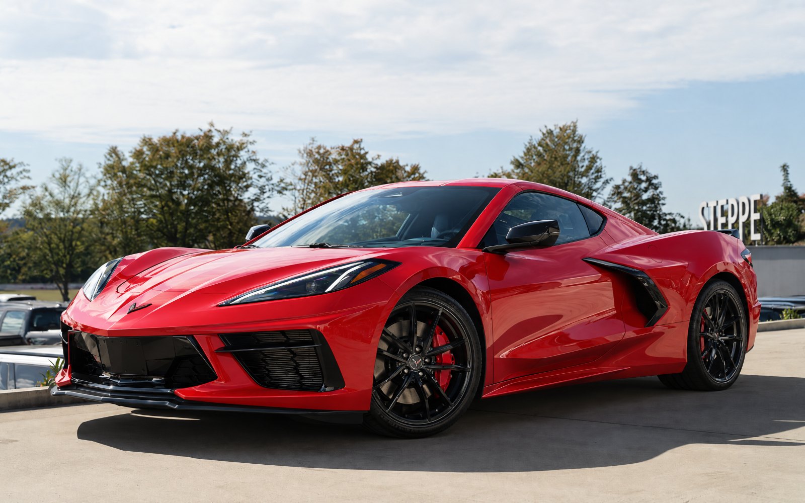 Chevrolet Corvette Stingray auf dem Gelände des Autohaus Steppe